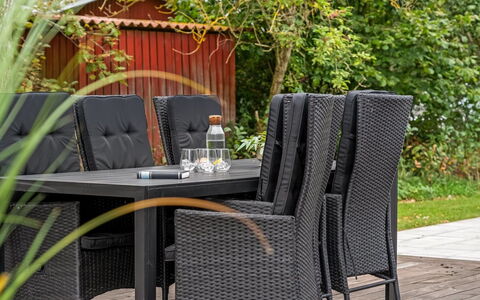 Silvia - from the Sea: Dak, Huis, Deur, Verblijf, Schaduw, Siding, Werf, Landgoed, Backyard