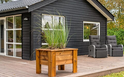 Silvia - from the Sea: Dak, Huis, Deur, Verblijf, Schaduw, Siding, Werf, Landgoed, Backyard