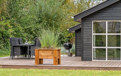 Silvia - from the Sea: Dak, Huis, Deur, Verblijf, Schaduw, Siding, Werf, Landgoed, Backyard