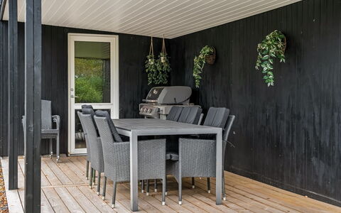Silvia - from the Sea: Dak, Huis, Deur, Verblijf, Schaduw, Siding, Werf, Landgoed, Backyard
