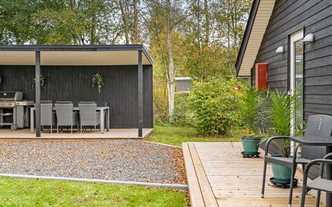 Silvia - from the Sea: Dak, Huis, Deur, Verblijf, Schaduw, Siding, Werf, Landgoed, Backyard