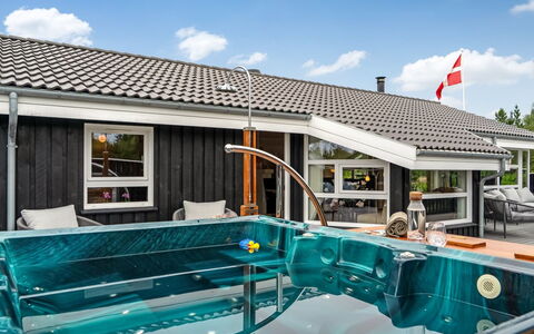 Eeske - 2.5Km from the Sea: Blauw, Struik, Verblijf, Groundcover, Tuin, Landgoed, Schaduw, Landscaping, Boerderij, Eco Hotel