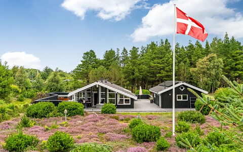 Eeske - 2.5Km from the Sea: Blauw, Struik, Verblijf, Groundcover, Tuin, Landgoed, Schaduw, Landscaping, Boerderij, Eco Hotel