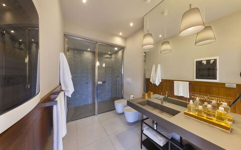 Villantonella: Interieur Ontwerp, Flooring, Verdieping, Badkamer, Meubilair, Loodgieterswerkinrichting, Muur, Wastafel In De Badkamer, Hout, Plafond