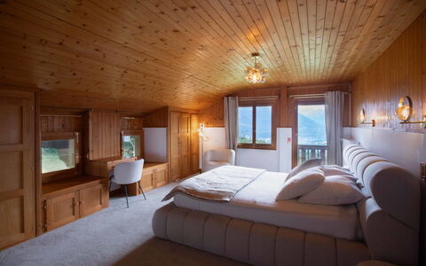Champ de Brent: Slaapkamer, Bed, Interieur Ontwerp, Plafond, Bedding, Laken, Meubilair, Verdieping, Flooring, Kamer