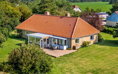 Makrina - 300M from the Sea: Verblijf, Backyard, Werf, Garden Gebouwen, Schuur, Siding, Buitenmeubels, Blokhut, Outdoor Structuur, Keet