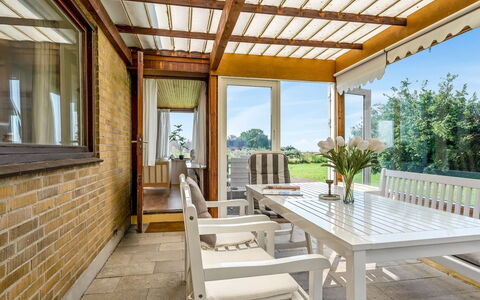 Makrina - 300M from the Sea: Verblijf, Backyard, Werf, Garden Gebouwen, Schuur, Siding, Buitenmeubels, Blokhut, Outdoor Structuur, Keet