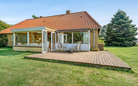 Makrina - 300M from the Sea: Verblijf, Backyard, Werf, Garden Gebouwen, Schuur, Siding, Buitenmeubels, Blokhut, Outdoor Structuur, Keet