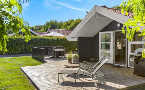 Hatem - 500M from the Sea: Dak, Huis, Huis, Verblijf, Deur, Siding, Dek, Veranda, Plank, Hardwood
