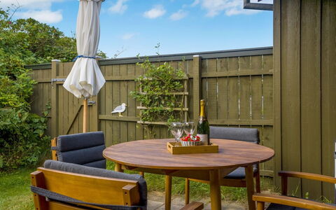 Nikolce - 500M from the Sea: Verblijf, Backyard, Werf, Garden Gebouwen, Schuur, Siding, Buitenmeubels, Blokhut, Outdoor Structuur, Keet