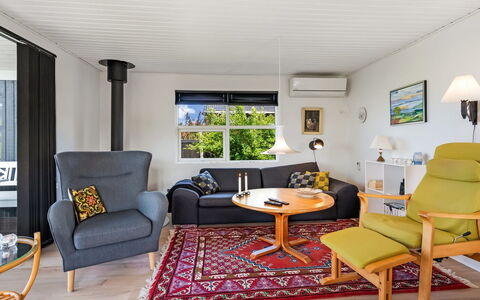 Akira - 250M from the Sea: Huis, Huis, Deur, Dak, Verblijf, Landgoed, Tuin, Schaduw, Siding, Werf