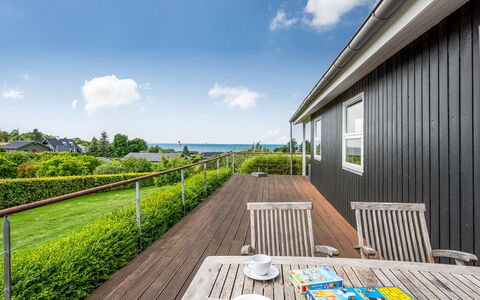 Akira - 250M from the Sea: Huis, Huis, Deur, Dak, Verblijf, Landgoed, Tuin, Schaduw, Siding, Werf