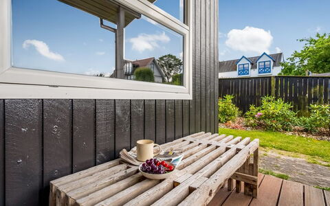 Akira - 250M from the Sea: Huis, Huis, Deur, Dak, Verblijf, Landgoed, Tuin, Schaduw, Siding, Werf