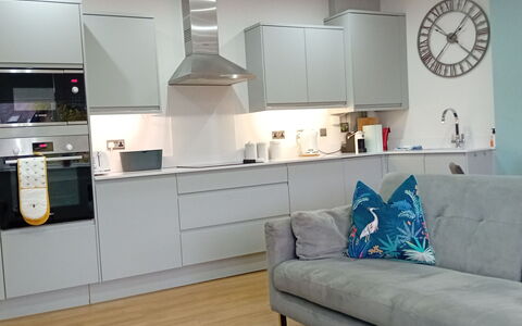 Harrogate 608: Flooring, Interieur Ontwerp, Keuken, Toestel Van De Keuken, Cabinetry, Countertop, Major Appliance, Meubilair, Verdieping, Plafond