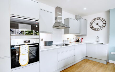 Harrogate 608: Keuken, Toestel Van De Keuken, Cabinetry, Interieur Ontwerp, Major Appliance, Countertop, Flooring, Huishoudapparatuur, Verdieping, Plafond