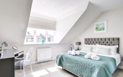 Harrogate 608: Meubilair, Bed, Interieur Ontwerp, Slaapkamer, Linens, Plafond, Bedding, Laken, Verdieping, Flooring
