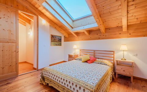 Terme di Comano 104: Interieur Ontwerp, Hout, Plafond, Flooring, Verdieping, Slaapkamer, Kamer, Bed, Zolder, Huis