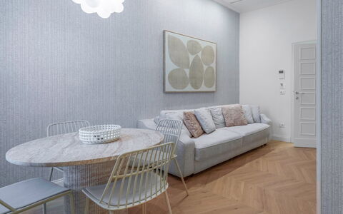 Elegant Apartments Near the Duomo: Meubilair, Interieur Ontwerp, Flooring, Verdieping, Hout, Plafond, Huis, Woonkamer, Kamer, Houten Vloer