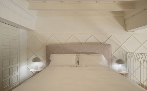 Elegant Apartments Near the Duomo: Interieur Ontwerp, Slaapkamer, Bed, Muur, Flooring, Verdieping, Bedding, Hout, Laken, Meubilair