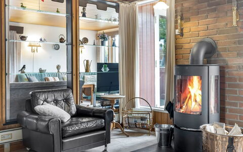 Wiggi - 250M from the Sea: Meubilair, Interieur Ontwerp, Flooring, Woonkamer, Verlichting, Verdieping, Huis, Stoel, Kamer, Houten Vloer
