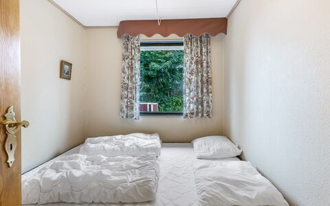 Wiggi - 250M from the Sea: Muur, Bed, Slaapkamer, Hout, Interieur Ontwerp, Verdieping, Flooring, Laken, Meubilair, Bedding