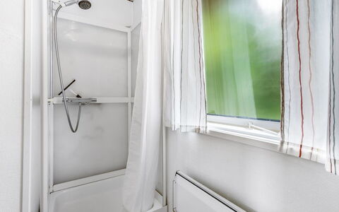 Wiggi - 250M from the Sea: Interieur Ontwerp, Verdieping, Plafond, Flooring, Kamer, Gordijn, Loodgieterswerkinrichting, Loodgieter, Badkamer, Venster Behandeling