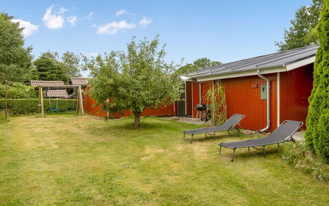 Wiggi - 250M from the Sea: Gras, Struik, Tuin, Land Lot, Verblijf, Gazon, Backyard, Schaduw, Werf, Landscaping
