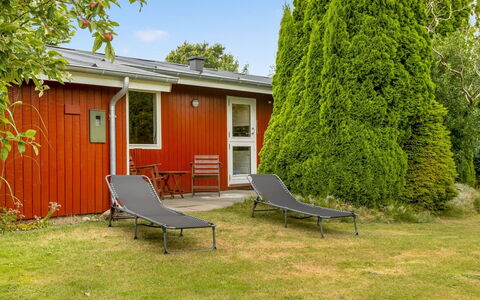 Wiggi - 250M from the Sea: Verblijf, Gazon, Tuin, Beits, Schaduw, Werf, Backyard, Hardwood, Boerderij, Landscaping