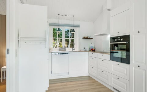 Thorgny - 350M to the Fjord: Flooring, Interieur Ontwerp, Hout, Verdieping, Cabinetry, Keuken, Plafond, Countertop, Houten Vloer, Major Appliance