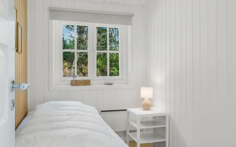 Thorgny - 350M to the Fjord: Hout, Flooring, Verdieping, Interieur Ontwerp, Slaapkamer, Huis, Plafond, Bed, Kamer, Bedding