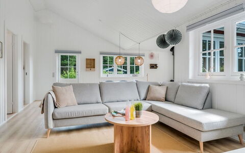 Thorgny - 350M to the Fjord: Hout, Meubilair, Bankstel, Woonkamer, Huis, Flooring, Interieur Ontwerp, Verdieping, Hoofdkussen
