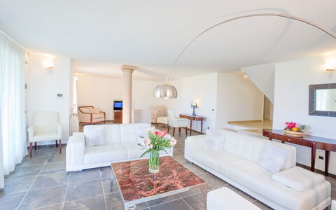 Villa Fico D'india 1: Flooring, Meubilair, Interieur Ontwerp, Verdieping, Bankstel, Plafond, Woonkamer, Verlichting, Tafel