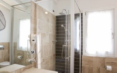 Villa Fico D'india 2: Badkamer, Flooring, Loodgieterswerkinrichting, Verdieping, Interieur Ontwerp, Wastafel, Wastafel In De Badkamer, Plafond, Toilet, Loodgieter