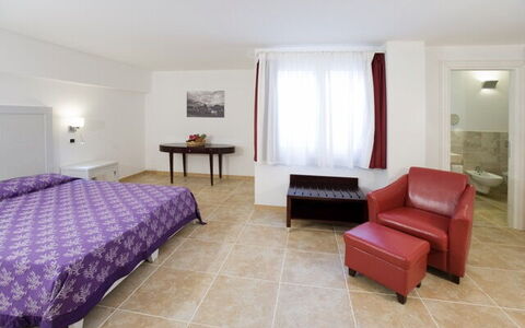 Villa Leccio 1: Meubilair, Interieur Ontwerp, Flooring, Verdieping, Plafond, Kamer, Slaapkamer, Bed, Verlichting, Tafel