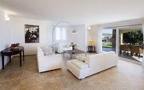 Villa Leccio 1: Meubilair, Flooring, Interieur Ontwerp, Bankstel, Plafond, Verdieping, Woonkamer, Kamer, Huis