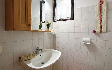 Baita Costa Di Gial: Badkamer, Wastafel In De Badkamer, Loodgieterswerkinrichting, Wastafel, Muur, Flooring, Interieur Ontwerp, Verdieping, Kraan, Toilet