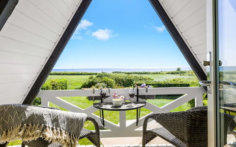 Murtuz - 50M from the Sea: Verblijf, Backyard, Werf, Garden Gebouwen, Schuur, Siding, Buitenmeubels, Blokhut, Outdoor Structuur, Keet