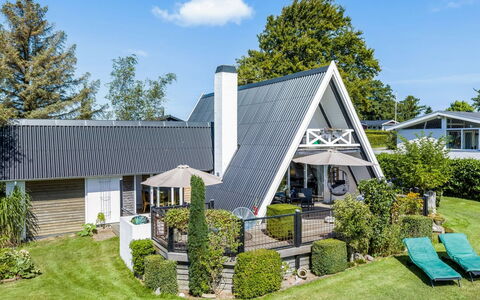 Murtuz - 50M from the Sea: Verblijf, Backyard, Werf, Garden Gebouwen, Schuur, Siding, Buitenmeubels, Blokhut, Outdoor Structuur, Keet