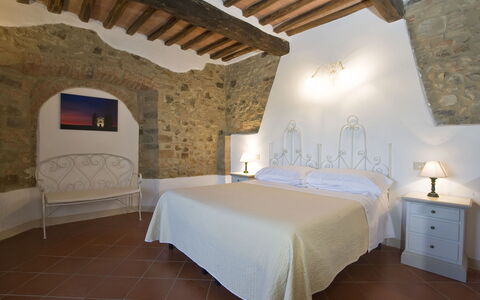 Montalcino 17: Muur, Meubilair, Interieur Ontwerp, Plafond, Flooring, Verdieping, Slaapkamer, Kamer, Bed, Linens
