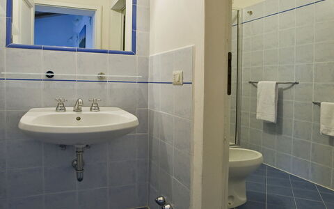Montalcino 17: Flooring, Verdieping, Plafond, Interieur Ontwerp, Loodgieterswerkinrichting, Badkamer, Tegel, Samengesteld Materiaal, Kamer