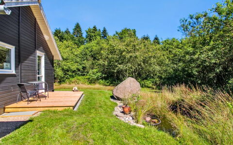 Alimpij - 30Km from the Sea: Verblijf, Backyard, Werf, Garden Gebouwen, Schuur, Siding, Buitenmeubels, Blokhut, Outdoor Structuur, Keet