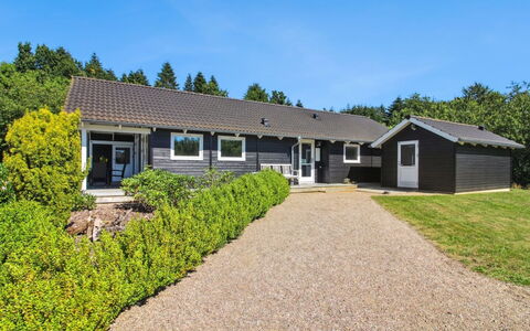 Alimpij - 30Km from the Sea: Verblijf, Backyard, Werf, Garden Gebouwen, Schuur, Siding, Buitenmeubels, Blokhut, Outdoor Structuur, Keet