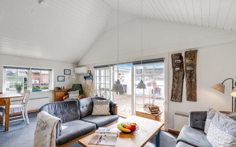 Reinhard - from the Sea: Hout, Meubilair, Huis, Plafond, Verblijf, Deur, Stoel, Bankstel, Woonkamer