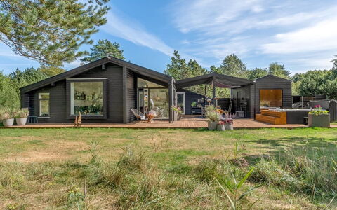 Eilke - 2Km from the Sea: Blauw, Struik, Verblijf, Groundcover, Tuin, Landgoed, Schaduw, Landscaping, Boerderij, Eco Hotel