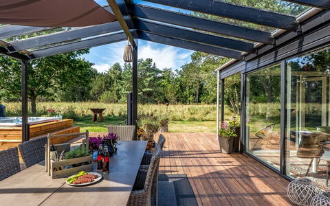 Eilke - 2Km from the Sea: Blauw, Struik, Verblijf, Groundcover, Tuin, Landgoed, Schaduw, Landscaping, Boerderij, Eco Hotel