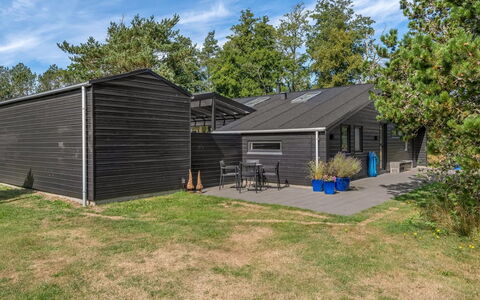 Eilke - 2Km from the Sea: Blauw, Struik, Verblijf, Groundcover, Tuin, Landgoed, Schaduw, Landscaping, Boerderij, Eco Hotel