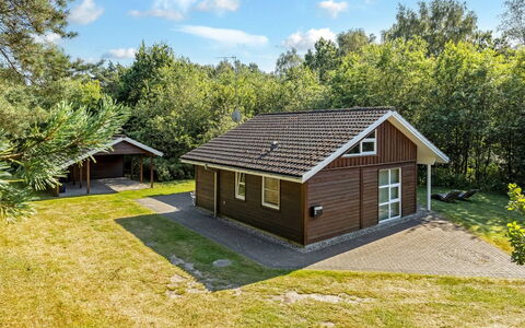 Angantir - 4.8Km from the Sea: Hout, Meubilair, Appartement, Kamer, Plafond, Beits, Stoel, Hardwood, Vernis, Timmerhout