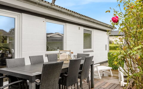 Elja - 400M from the Sea: Dak, Huis, Huis, Verblijf, Deur, Siding, Dek, Veranda, Plank, Hardwood