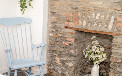 Frans Cottage: Blauw, Meubilair, Zee, Slaapkamer, Interieur Ontwerp, Oceaan, Linens, Bedding, Kamer, Bed