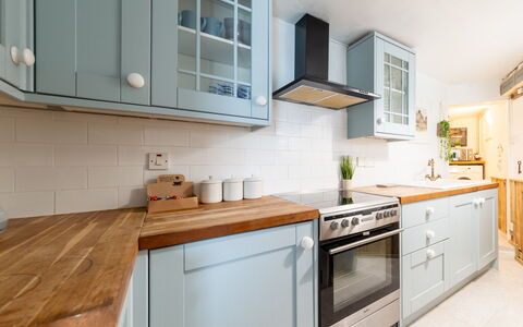 Frans Cottage: Blauw, Meubilair, Zee, Slaapkamer, Interieur Ontwerp, Oceaan, Linens, Bedding, Kamer, Bed